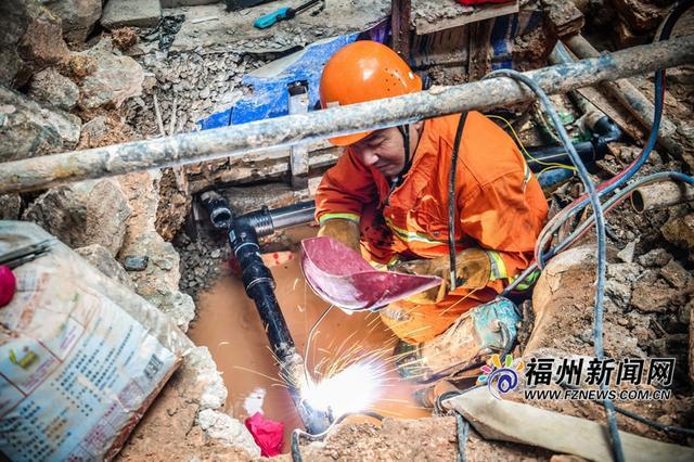 全副的电气焊工人吴民松正在对燃气管道进行切割与焊接